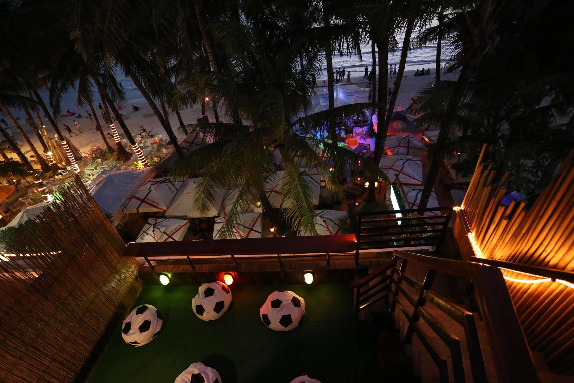 Avenue Beachfront Hostel *